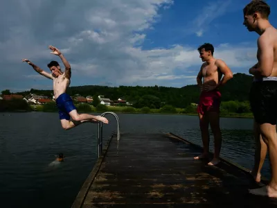Podpe&scaron;ko jezero, kopanje v jezeru, poletna sezona, vročinski val, hlajenje v jezeru Foto: Nik Erik Neubauer