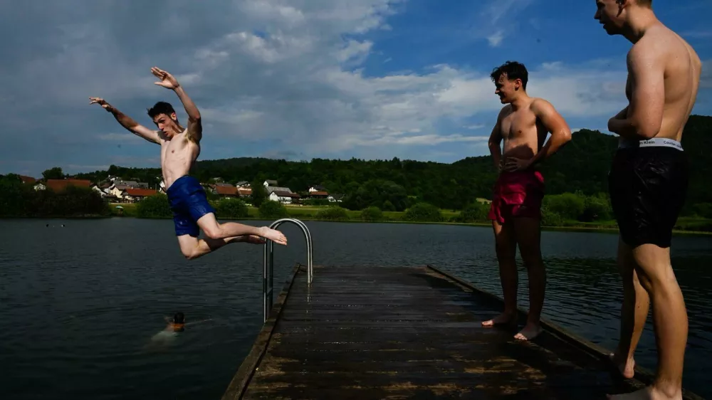 Podpe&scaron;ko jezero, kopanje v jezeru, poletna sezona, vročinski val, hlajenje v jezeru Foto: Nik Erik Neubauer