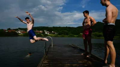 Podpeško jezero, kopanje v jezeru, poletna sezona, vročinski val, hlajenje v jezeru Foto: Nik Erik Neubauer