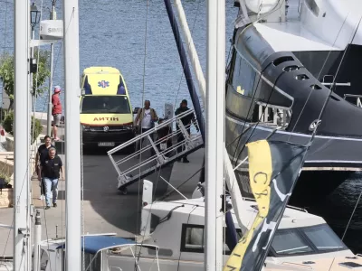 14.06.2026., Milna - Nakon pomorske nesrece koja se danas dogodila kod Splitskih vrata izmedjuu Braca i Solte, u Milni se provodi policijski ocevid na jednom od plovila ukljucenih u sudar. Prema informacijama Ministarstva mora, prometa i infrastrukture, u nesreci su sudjelovali putnicki brod i jedrilica francuske zastave koja je nakon sudara potonula. Na jedrilici se nalazilo osam osoba, od kojih su tri smrtno stradale, za jednom se jos traga, dok su cetiri osobe spasene i prevezene u KBC Split te su izvan zivotne opasnosti. Photo: Ivo Cagalj/PIXSELL