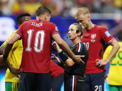 Soccer Football - FIFA World Cup 2026 - Group A - Czech Republic v South Africa - Atlanta Stadium, Atlanta, Georgia, U.S. - June 18, 2026 talks to Czech Republic's Patrik Schick remonstrates with referee Tori Penso REUTERS/Siphiwe Sibeko   TPX IMAGES OF THE DAY