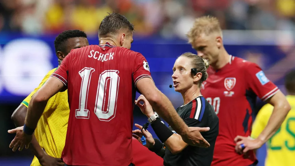 Soccer Football - FIFA World Cup 2026 - Group A - Czech Republic v South Africa - Atlanta Stadium, Atlanta, Georgia, U.S. - June 18, 2026 talks to Czech Republic's Patrik Schick remonstrates with referee Tori Penso REUTERS/Siphiwe Sibeko   TPX IMAGES OF THE DAY