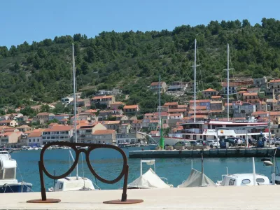 Korčula, Vela Luka, Oliver Dragojević, umetni&scaron;ka instalacija, očala. Foto: Tatjana Pihlar  / Foto: Tatjana Pihlar 