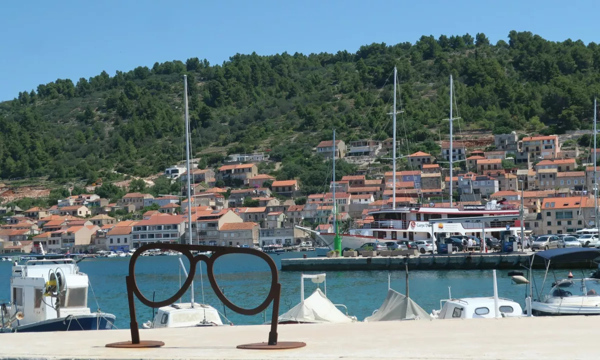 Vela Luka: solze, spomini in stoli, stari 70 let, v mestu Oliverja Dragojevića