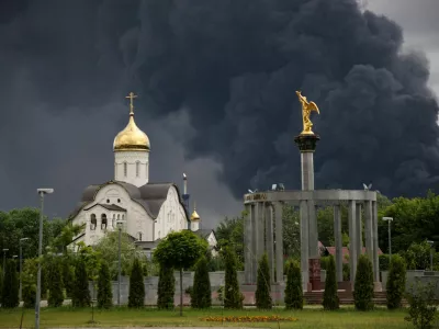 Smoke rises from an oil refinery following a Ukrainian drone attack in the course of Russia-Ukraine conflict, in Moscow, Russia, June 18, 2026, in this picture obtained from social media. SOCIAL MEDIA/via REUTERS THIS IMAGE HAS BEEN SUPPLIED BY A THIRD PARTY.   TPX IMAGES OF THE DAY