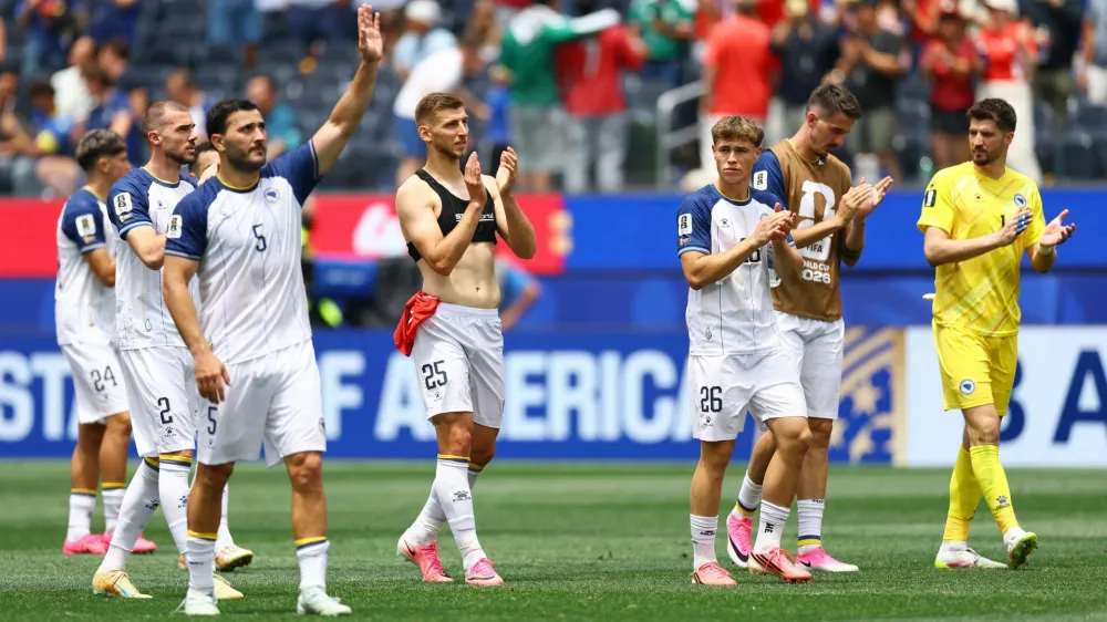 Soccer Football - FIFA World Cup 2026 - Group B - Switzerland v Bosnia and Herzegovina - Los Angeles Stadium, Inglewood, California, U.S. - June 18, 2026 Bosnia and Herzegovina's Sead Kolasinac and teammates applaud fans after the match REUTERS/Lisi Niesner