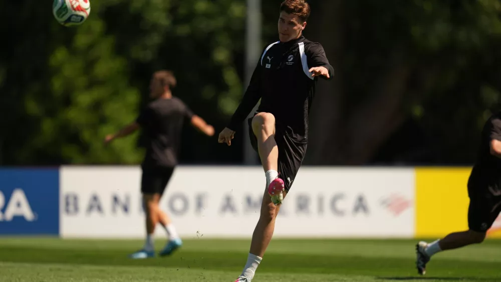 New Zealand's Tyler Bindon works out during a training session on the eve of the team's FIFA World Cup soccer match against Egypt, Saturday, June 20, 2026, in Vancouver, British Columbia. (AP Photo/Abbie Parr)