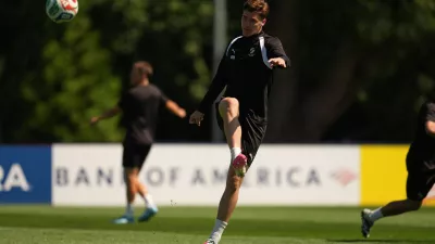 New Zealand's Tyler Bindon works out during a training session on the eve of the team's FIFA World Cup soccer match against Egypt, Saturday, June 20, 2026, in Vancouver, British Columbia. (AP Photo/Abbie Parr)