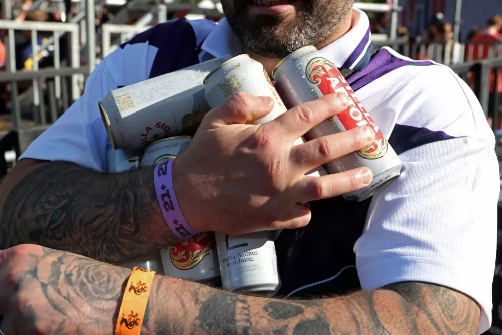A fan of Scotland's national soccer team carries an armload of beer before the FIFA World Cup 2026 Group C Scotland vs Morocco match in Foxborough, Massachusetts, U.S. June 19, 2026. REUTERS/Taylor Coester / Foto: Taylor Coester