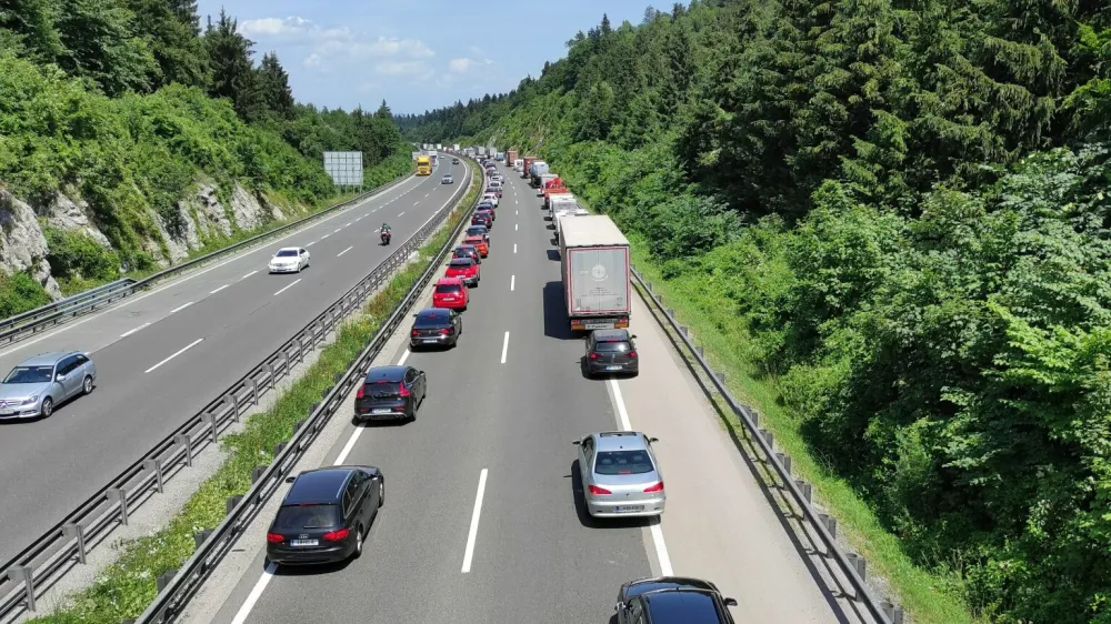Primer pravilne razvsrtitve vozil ob zastoju na avtocesti. F Zavod Re&scaron;evalni pas