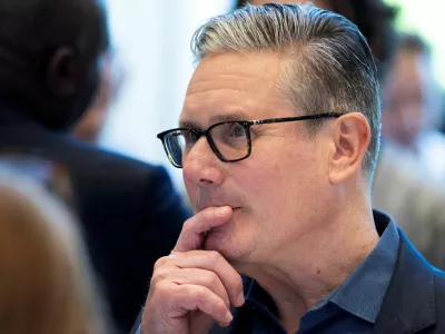 19/6/2026. British Prime Minister Keir Starmer reacts as he meets with local residents during a visit to a housing development in north London, Britain. Peter Macdiarmid/Pool via REUTERS   TPX IMAGES OF THE DAY