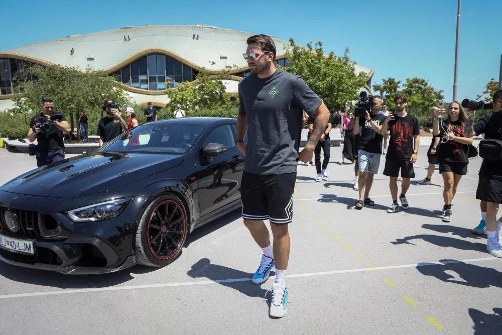 Luka Dončić20.6.2026 - ko&scaron;arkarski turnir the One z Luko Dončičem - ko&scaron;arka&scaron;ko igri&scaron;če pred dvorano StožiceFoto: Luka Cjuha