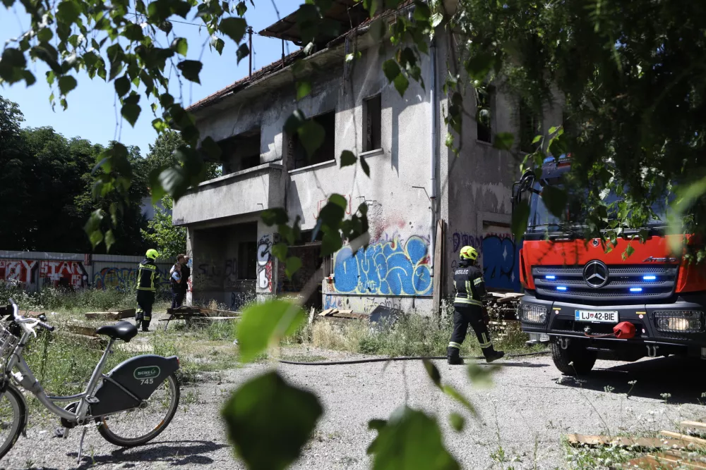 (FOTO) Zagorelo v hi&scaron;i sredi Ljubljane, posredovali gasilci
