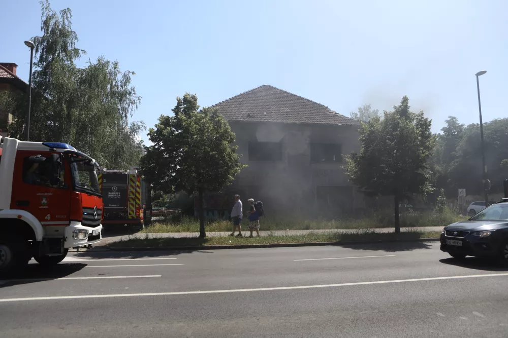 (FOTO) Zagorelo v hi&scaron;i sredi Ljubljane, posredovali gasilci