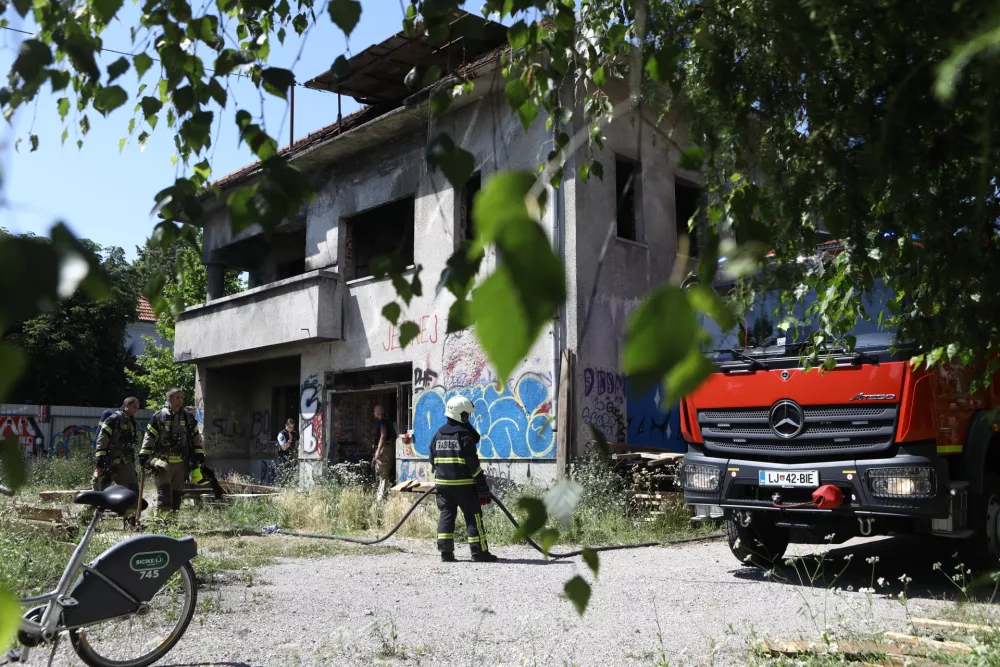 V hi&scaron;i sredi Ljubljane tlele smeti