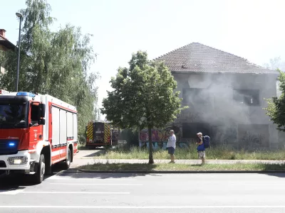 V hi&scaron;i sredi Ljubljane tlele smeti