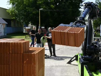 Na sn&iacute;mke prezent&aacute;cia murovacieho robota WLTR na Strednej odbornej &scaron;kole (SO&Scaron;) technickej v Ko&scaron;iciach v piatok 6. j&uacute;na 2025.,Image: 1007822110, License: Rights-managed, Restrictions: Image must be credited: TASR / Profimedia, Model Release: no 
