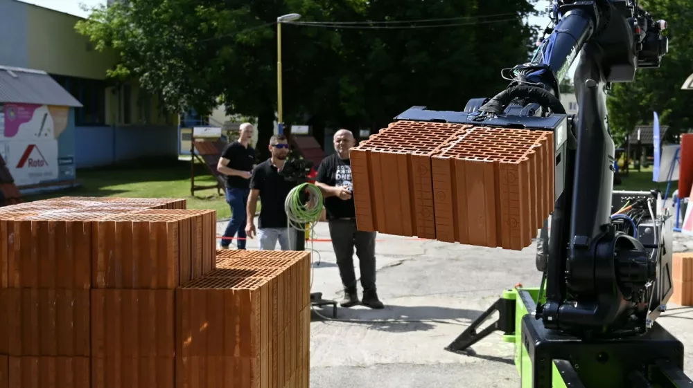 Na sn&iacute;mke prezent&aacute;cia murovacieho robota WLTR na Strednej odbornej &scaron;kole (SO&Scaron;) technickej v Ko&scaron;iciach v piatok 6. j&uacute;na 2025.,Image: 1007822110, License: Rights-managed, Restrictions: Image must be credited: TASR / Profimedia, Model Release: no 