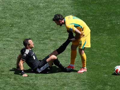 Soccer Football - FIFA World Cup 2026 - Group D - United States v Australia - Seattle Stadium, Seattle, Washington, U.S. - June 19, 2026 Referee Felix Zwayer is helped by Australia's Aiden O'Neill after sustaining an injury REUTERS/Agustin Marcarian   TPX IMAGES OF THE DAY