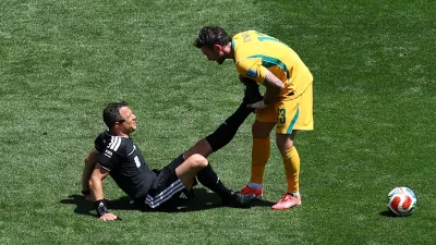 Soccer Football - FIFA World Cup 2026 - Group D - United States v Australia - Seattle Stadium, Seattle, Washington, U.S. - June 19, 2026 Referee Felix Zwayer is helped by Australia's Aiden O'Neill after sustaining an injury REUTERS/Agustin Marcarian   TPX IMAGES OF THE DAY