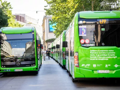 Ljubljana.Predstavitev 25 novih zgibnih elektricnih avtobusov Mercedes-Benz eCitaro, s katerimi Ljubljanski potniski promet nadaljuje posodobitev voznega parka in prehod na okolju prijaznejse oblike javnega prevoza.