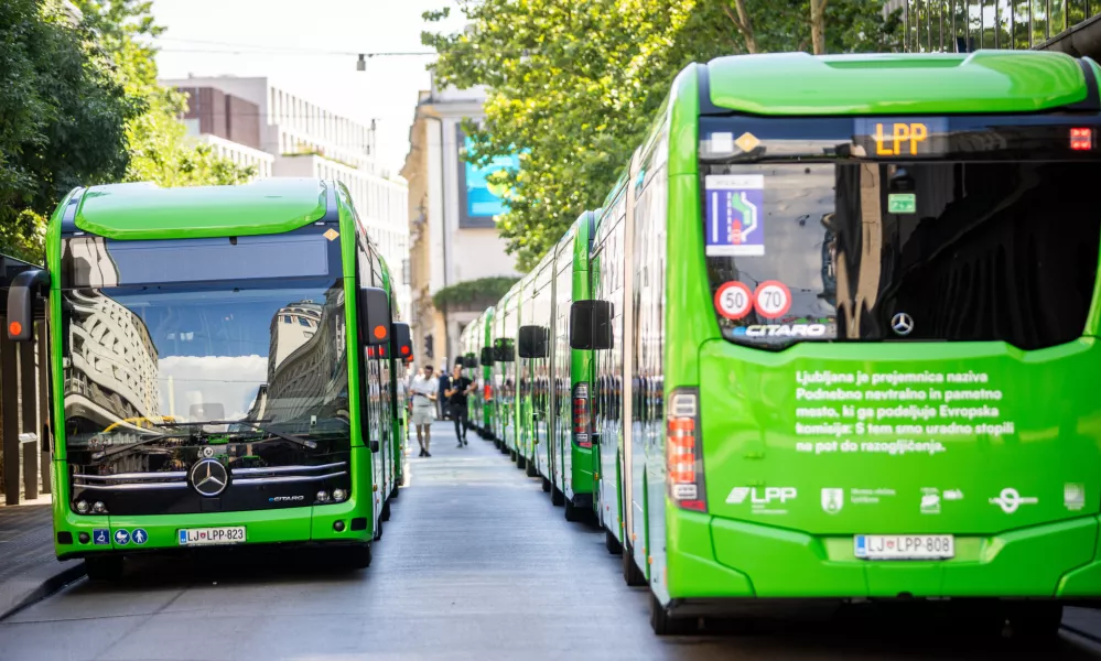 Ljubljana.Predstavitev 25 novih zgibnih elektricnih avtobusov Mercedes-Benz eCitaro, s katerimi Ljubljanski potniski promet nadaljuje posodobitev voznega parka in prehod na okolju prijaznejse oblike javnega prevoza.