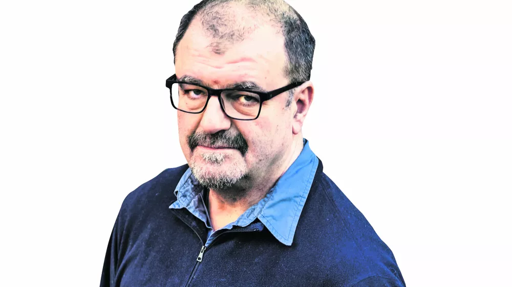Ahmed Burić, kolumnist Dnevnika------COLORPSAV PERMANENT PROSIM !!!