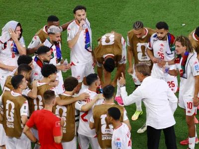 Soccer Football - FIFA World Cup 2026 - Group F - Tunisia v Japan - Estadio Monterrey, Monterrey, Mexico - June 20, 2026 Tunisia coach Herve Renard speaks to players during the hydration break REUTERS/Raquel Cunha