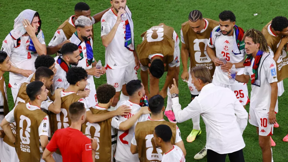 Soccer Football - FIFA World Cup 2026 - Group F - Tunisia v Japan - Estadio Monterrey, Monterrey, Mexico - June 20, 2026 Tunisia coach Herve Renard speaks to players during the hydration break REUTERS/Raquel Cunha