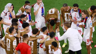 Soccer Football - FIFA World Cup 2026 - Group F - Tunisia v Japan - Estadio Monterrey, Monterrey, Mexico - June 20, 2026 Tunisia coach Herve Renard speaks to players during the hydration break REUTERS/Raquel Cunha