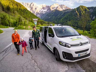 . Kombi z osmimi sedeži za potnike (8+1) bo povezoval kraje Kamnik, Komenda, Cerklje na Gorenjskem, Preddvor, Jezersko, Solčava, Luče ter Gornji Grad. F Primož &Scaron;enk
