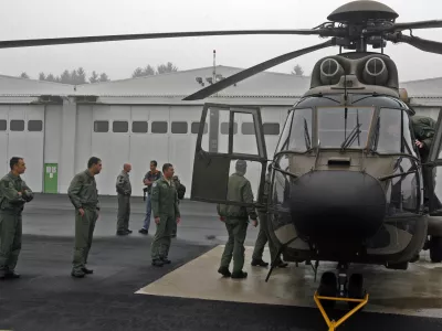 slovenski voja&scaron;ki helikopter AS 532 cougar - pripadniki 15. helikopterski bataljon SV Brnik - voja&scaron;ki del letali&scaron;ča Jožeta Pučnika - skupno usposabljanje slovenskih in madžarskih helikopterskih posadk v visokogorju Lord Mountain 2010 - urjenje v letenju ter postopkih izvenletali&scaron;kih pristankov v visokogorju. /FOTO: Bojan Velikonja