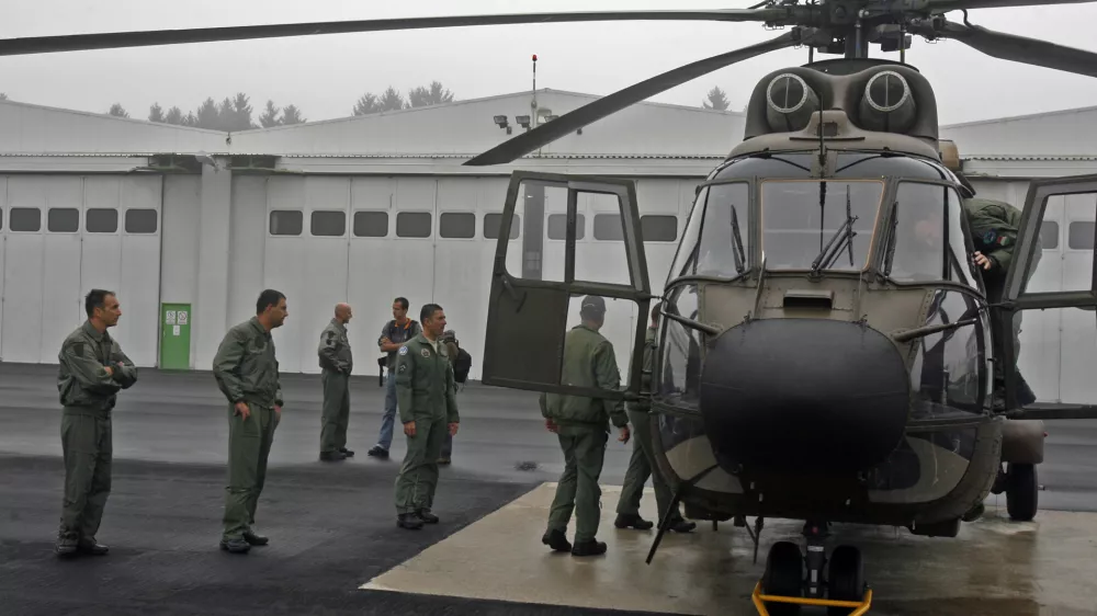 slovenski voja&scaron;ki helikopter AS 532 cougar - pripadniki 15. helikopterski bataljon SV Brnik - voja&scaron;ki del letali&scaron;ča Jožeta Pučnika - skupno usposabljanje slovenskih in madžarskih helikopterskih posadk v visokogorju Lord Mountain 2010 - urjenje v letenju ter postopkih izvenletali&scaron;kih pristankov v visokogorju. /FOTO: Bojan Velikonja