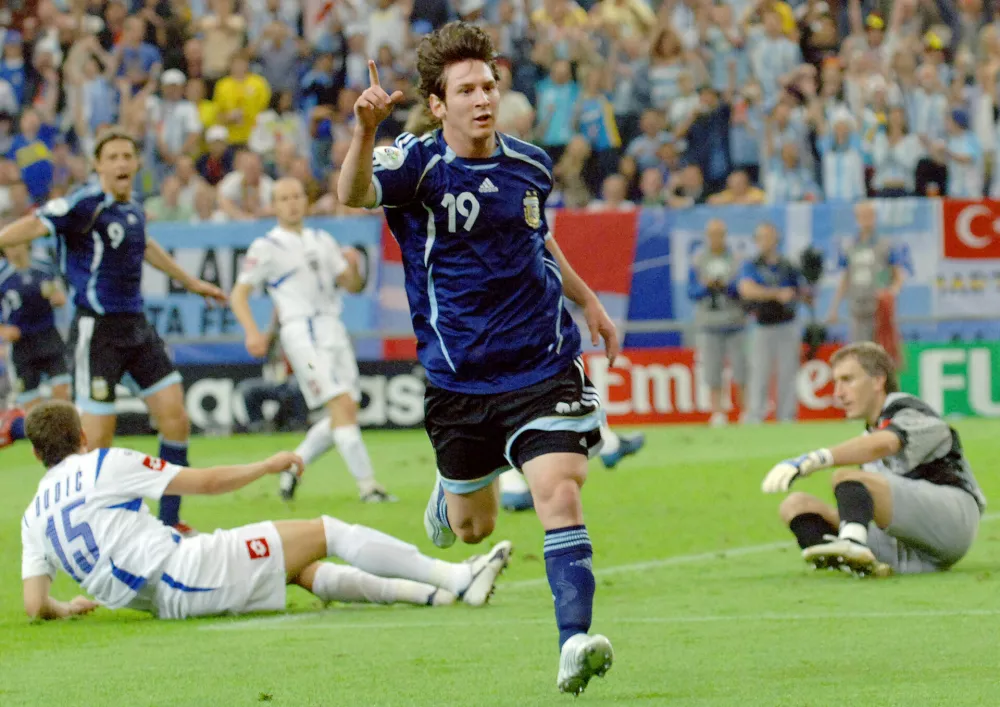 Argentinian forward Lionel Messi celebrates after scoring as Serbia and Montenegro's goalkeeper Dragoslav Jevric (R) and Serbia and Montenegro's defender Milan Dudic (15) react during the FIFA World Cup 2006 group C World Cup football match Argentina vs Serbia-Montenegro, 16 June 2006 at Gelsenkirchen stadium. Argentina won 6-0. AFP PHOTO JUNG YEON-JE,Image: 18452571, License: Rights-managed, Restrictions: MOBILE SERVICES OUT, Model Release: no 
