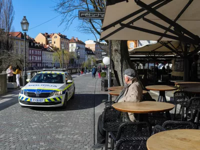 15.03.2020 - policija -policijska patrulja - -Gallusovo nabrežje - zapiranje gostinskih lokalov..- Koronavirus COVID-19 v Sloveniji &ndash; - ukrepi za preprečevanje &scaron;irjenja okužb s koronavirusom - zaustavitev javnega življenja - - //FOTO: BojanVelikonja.-