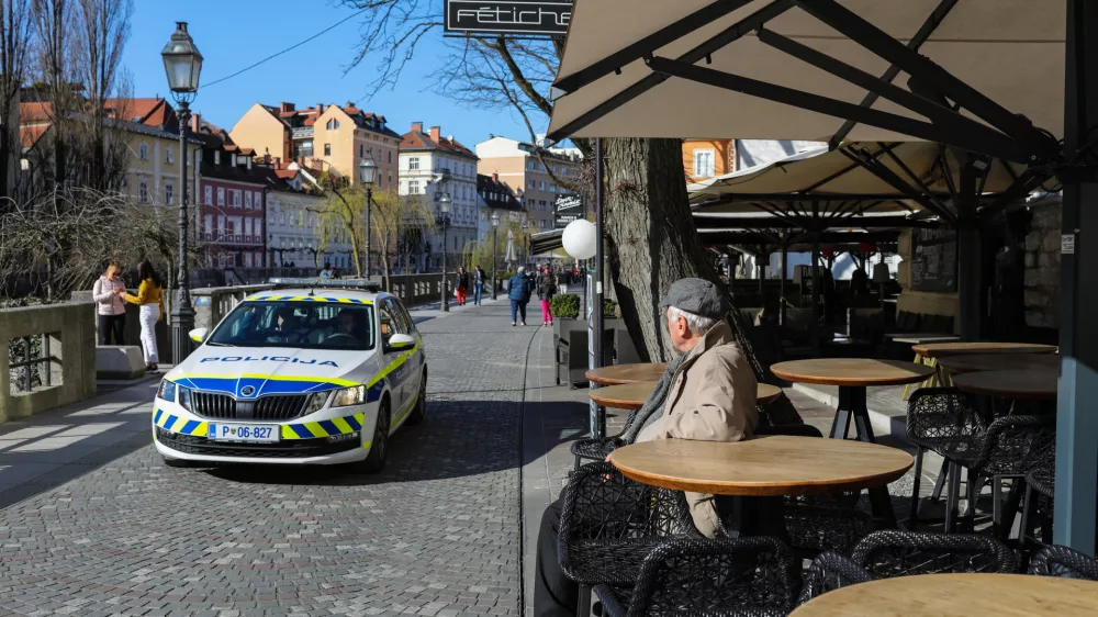 15.03.2020 - policija -policijska patrulja - -Gallusovo nabrežje - zapiranje gostinskih lokalov..- Koronavirus COVID-19 v Sloveniji &ndash; - ukrepi za preprečevanje &scaron;irjenja okužb s koronavirusom - zaustavitev javnega življenja - - //FOTO: BojanVelikonja.-