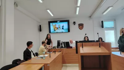 V zaporu zanetil požar in napadel paznike, sodnici zdaj protestno kaže hrbet