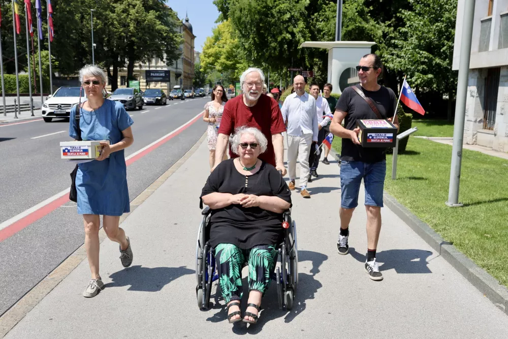 SDS: &raquo;Levica v opoziciji vlada preko referendumov in ustavnega sodi&scaron;ča&laquo;; Slap&scaron;akova: &raquo;Vlada želi zmanj&scaron;ati človekove pravice&laquo;