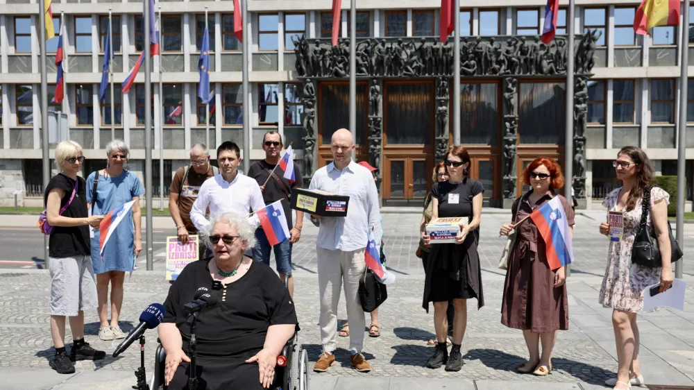 SDS: &raquo;Levica v opoziciji vlada preko referendumov in ustavnega sodi&scaron;ča&laquo;; Slap&scaron;akova: &raquo;Vlada želi zmanj&scaron;ati človekove pravice&laquo;