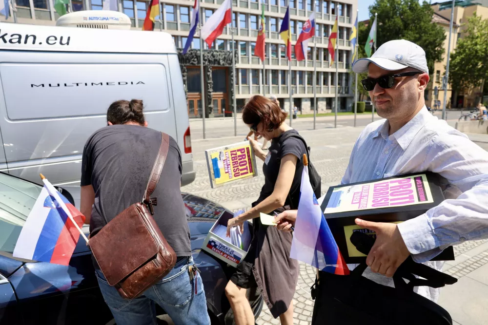 SDS: &raquo;Levica v opoziciji vlada preko referendumov in ustavnega sodi&scaron;ča&laquo;; Slap&scaron;akova: &raquo;Vlada želi zmanj&scaron;ati človekove pravice&laquo;