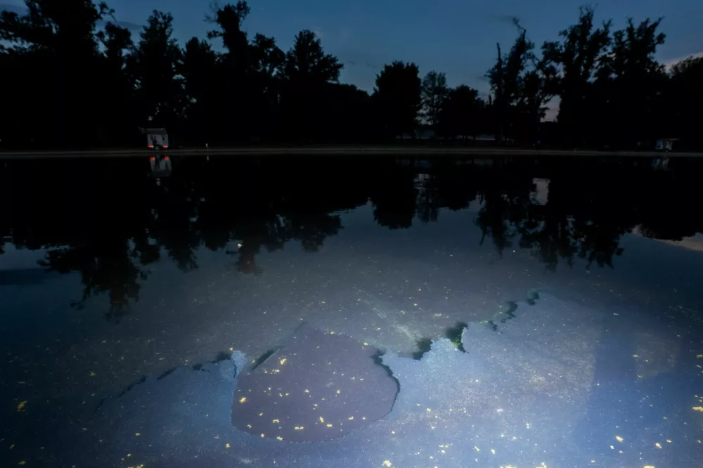 Chipped paint and algae are visible in the Lincoln Memorial Reflecting Pool, after recent renovations following a directive from U.S. President Donald Trump to paint it blue ahead of the 250th anniversary of U.S. Independence, in Washington, D.C., U.S., June 21, 2026. REUTERS/Aaron Schwartz   TPX IMAGES OF THE DAY