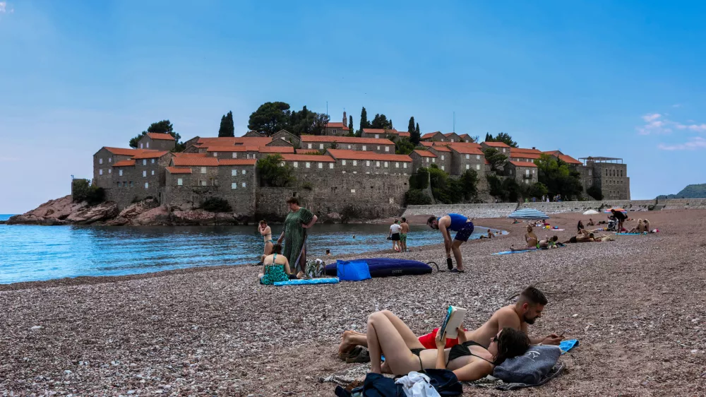 - Na poti od Herceg Novog do Svetog &Scaron;tefana.- Sveti Stefan, Črna Gora- 28.05.2025. - Reportaža o Jadranski magistrali ob 60. obletnici izgradnje in 70. obletnici začetka gradnje.- Jadranska magistrala, cesta, hrva&scaron;ka obala.OPOMBA: ZA OBJAVO V OBJEKTIVU!//FOTO: Bojan Velikonja