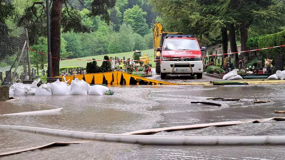 Gasilci so morali včeraj prečrpavati meteorno vodo iz stanovanjskih, gospodarskih in drugih objektov ter plezalnega centra, zalivalo je tudi pokopali&scaron;če in igri&scaron;če.