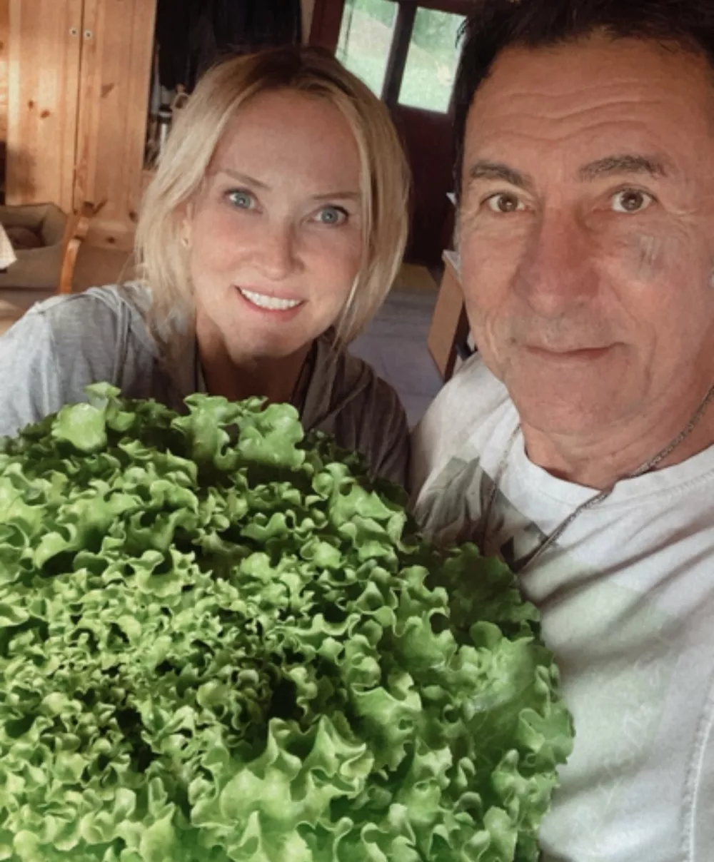 Tanja Ribič v družbi moža Branka Đurića in ekolo&scaron;ko pridelane solate velikanke. F instagram Tanje Ribič