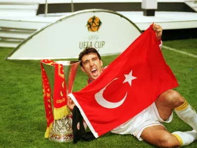 HAKAN SUKUR- GALATASARAY WITH THE UEFA CUPUEFA CUP FINAL17/5/2000 ARSENAL V GALATASARAY&copy;SPORTING PICTURES (UK) LTD TEL:+44 020 7405 4500 FAX: +44 020 78317991PHOTO: PETER S. BENNETTMandatory Credit: Action Images / Sporting Pictures
