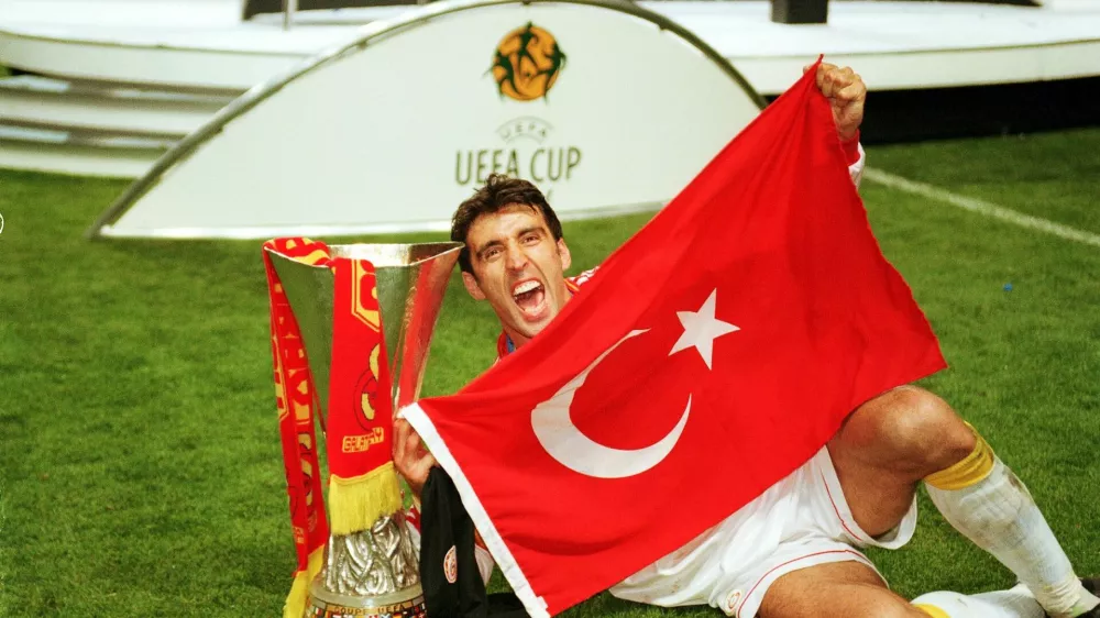 HAKAN SUKUR- GALATASARAY WITH THE UEFA CUPUEFA CUP FINAL17/5/2000 ARSENAL V GALATASARAY&copy;SPORTING PICTURES (UK) LTD TEL:+44 020 7405 4500 FAX: +44 020 78317991PHOTO: PETER S. BENNETTMandatory Credit: Action Images / Sporting Pictures
