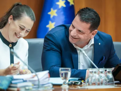 Ljubljana, DZ.Seja kolegija predsednika DZ, na kateri so se dogovorili o sklicu izredne seje DZ ter obravnavali predlog o dopolnitvah zakona o praznikih in dela prostih dnevih po skrajsanem postopku.Predsednik DZ Zoran Stevanovic in generalna sekretarka Spela Ocvirk.