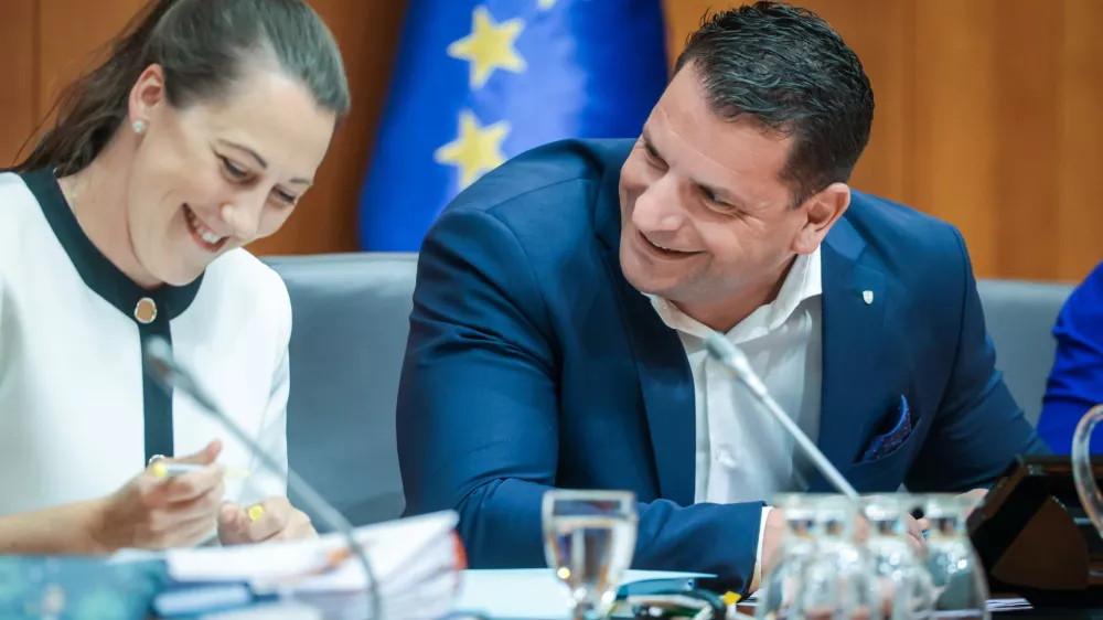 Ljubljana, DZ.Seja kolegija predsednika DZ, na kateri so se dogovorili o sklicu izredne seje DZ ter obravnavali predlog o dopolnitvah zakona o praznikih in dela prostih dnevih po skrajsanem postopku.Predsednik DZ Zoran Stevanovic in generalna sekretarka Spela Ocvirk.