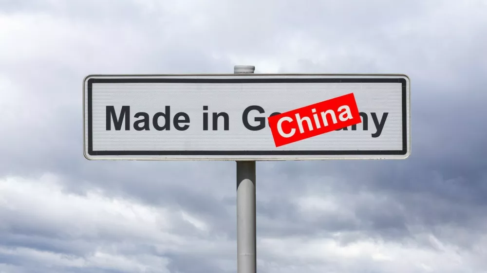 Fotomontage Schild mit dem Text MADE IN GERMANY, teilweise durch CHINA &uuml;berdeckt *** Photomontage sign with the text MADE IN GERMANY, partially covered by CHINA Copyright: xUdoxHerrmannx,Image: 1109447392, License: Rights-managed, Restrictions: imago is entitled to issue a simple usage license at the time of provision. Personality and trademark rights as well as copyright laws regarding art-works shown must be observed. Commercial use at your own risk., Model Release: no 