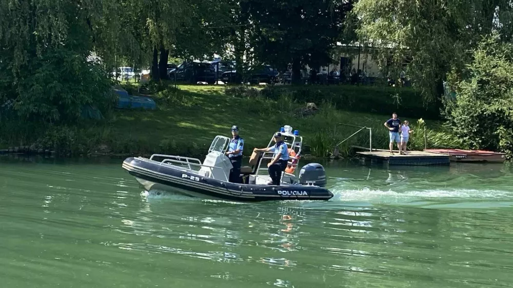 Policisti so opravljali rečni nadzor na Ljubljanici. 